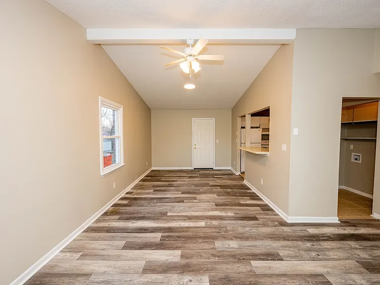 101 E Airview Dr — Photo 2
