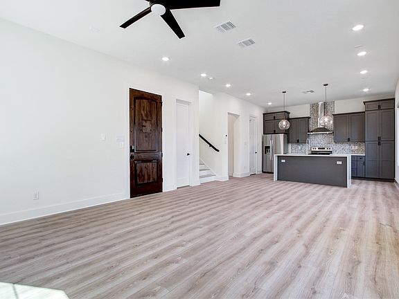 5th image of 367 Everest Ave
