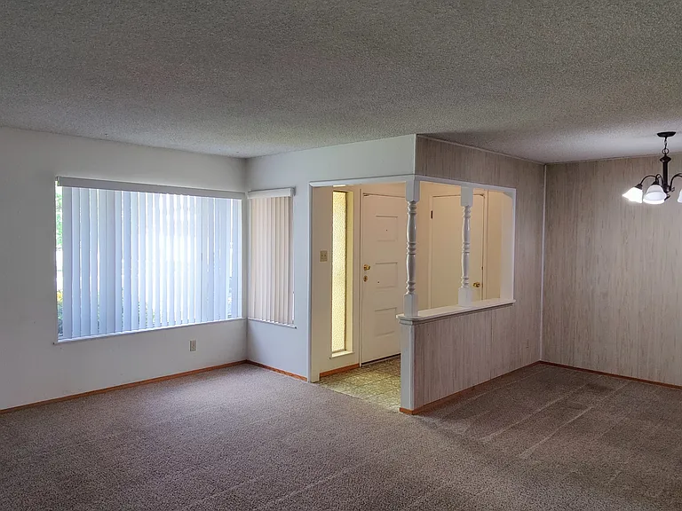 6345 N Spalding Ave — Photo 2