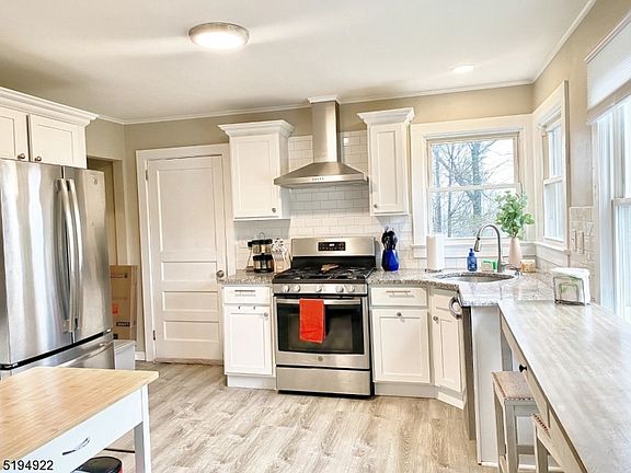 2nd image of 6 Linda Ln