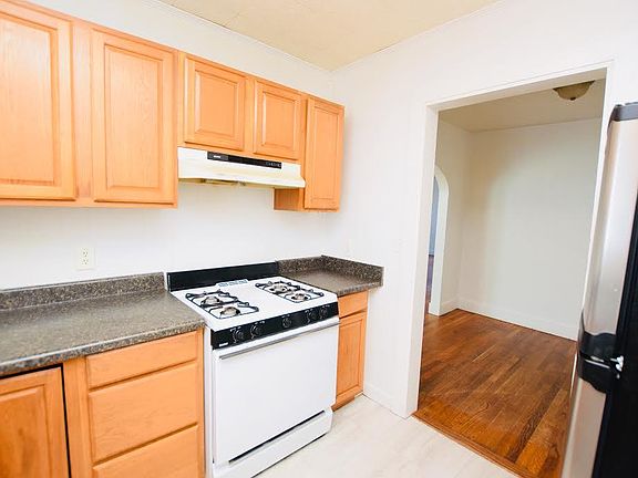 5th image of 135 Louie St