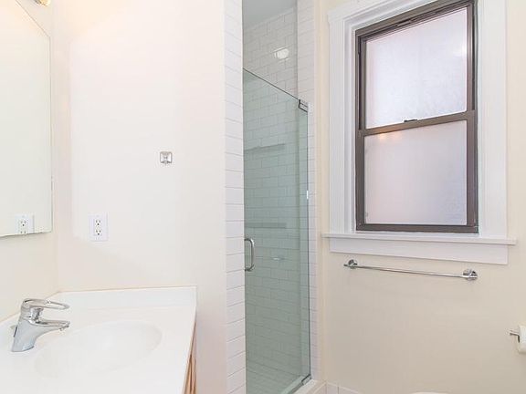 3rd image of 919 W Ainslie St #1