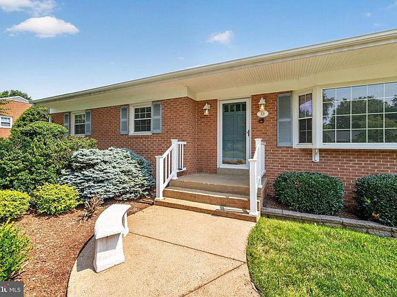 3rd image of 19 Hamilton Terrace Dr