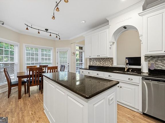 5th image of 15 Wadley Station Ct