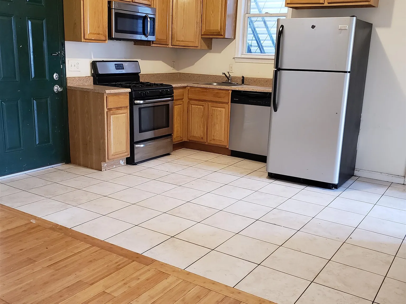 2 bed, 1.0 bath, 700 sqft, $2,000 — Photo 1