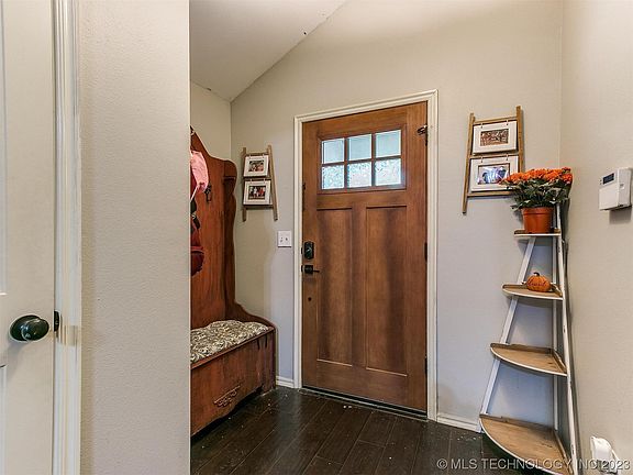 4th image of 814 E Comet St