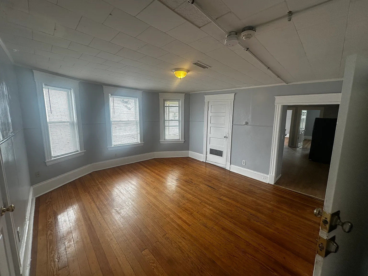 3 bed, $2,300 — Photo 2