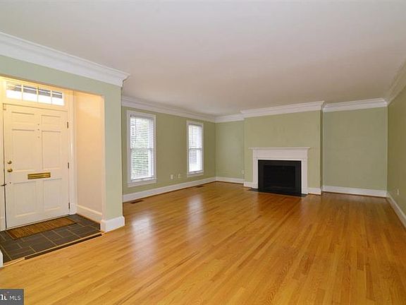 3rd image of 1329 N Lynnbrook Dr