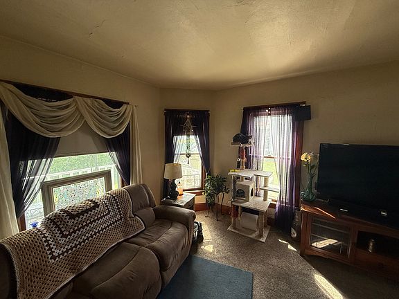2nd image of 2528 Farnam St
