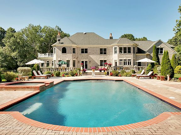 3rd image of 5 Bel Air Ct