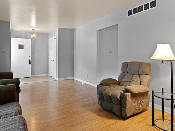 4th image of 308 Leslie St