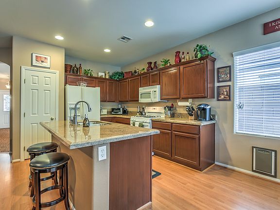 4th image of 2528 Thornview St