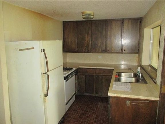 4th image of 902 W Jackson Ave