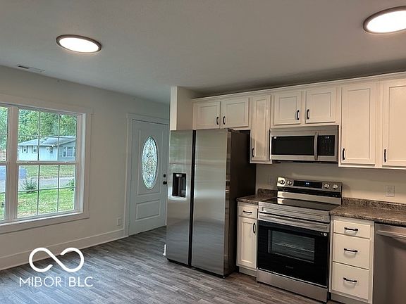 4th image of 305 Holiday Dr