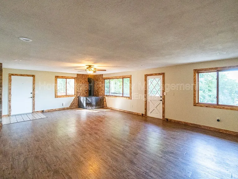 1407 W Spring Ln — Photo 6