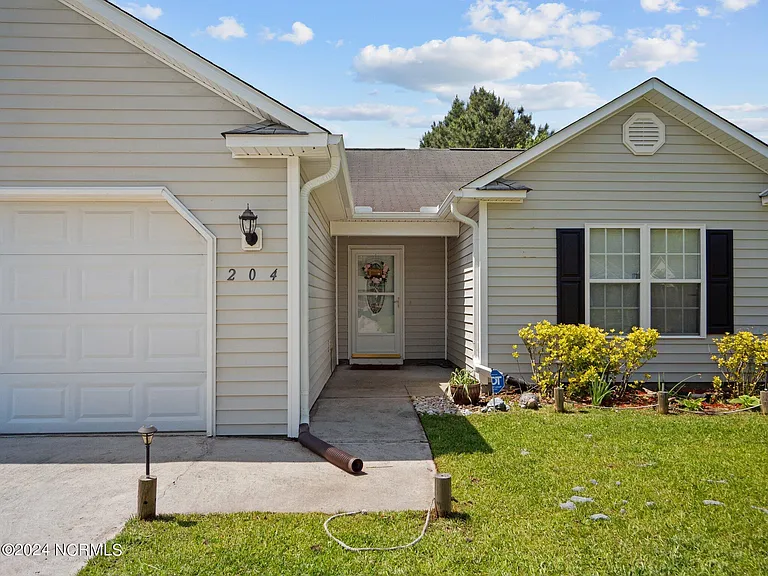 204 Jasmine Ln — Photo 3