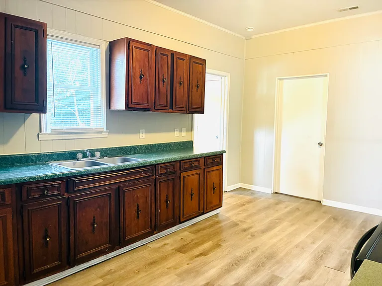 408 Leland St — Photo 4