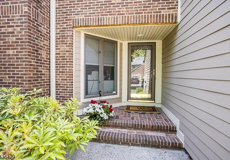 35 Lenox Ct — Photo 2