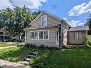 914 E 1st St, Pella, IA 50219