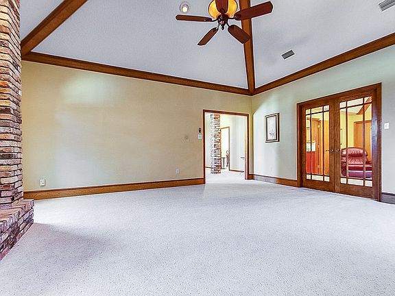 5th image of 3045 Creekbend Cir