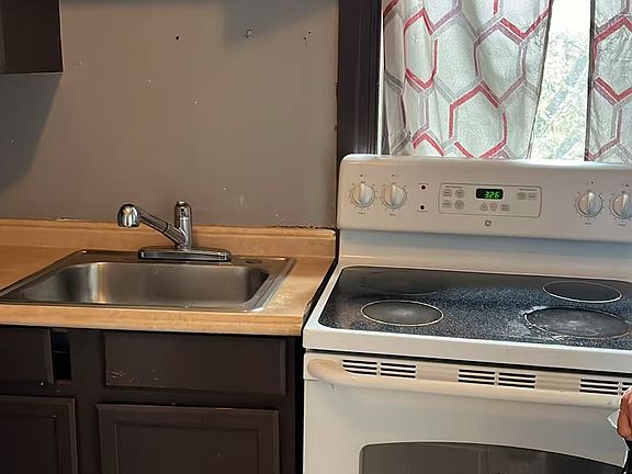 3rd image of 285 W Market St