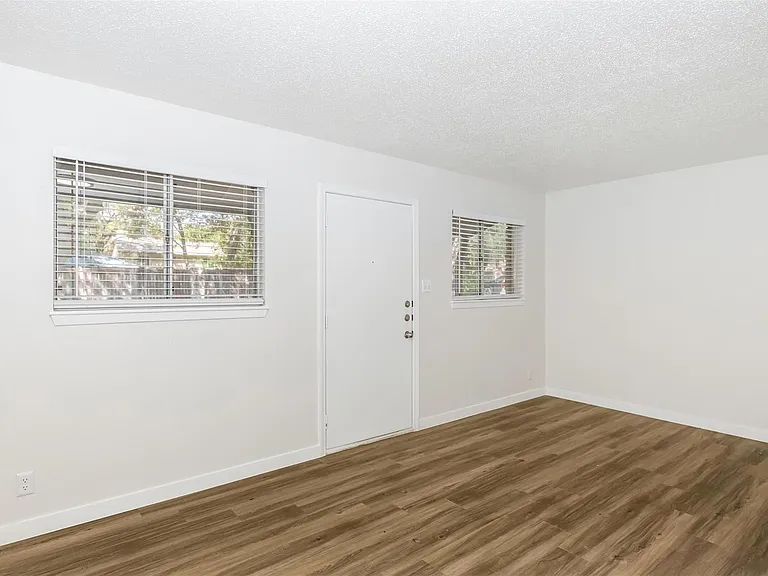 609 E 45th St #104 — Photo 5