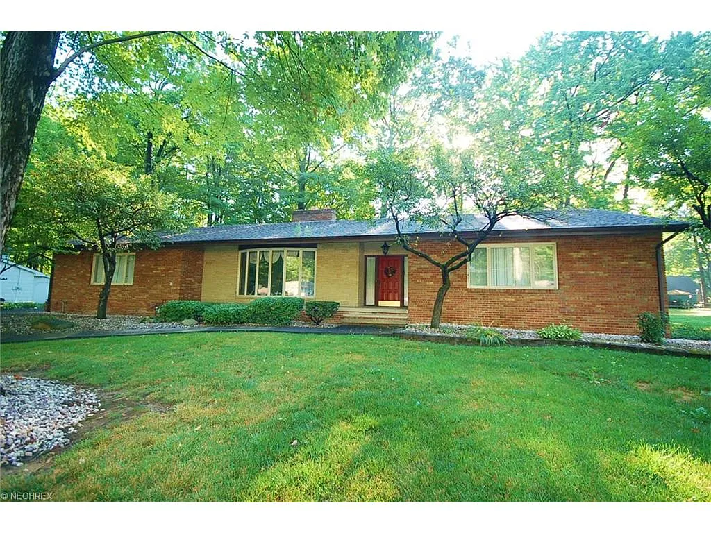 221 Heather Ln photo 1