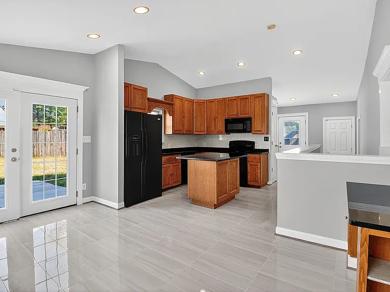 6009 Pratt St — Photo 9