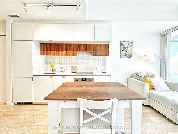 3rd image of 185 Roehampton Ave #207