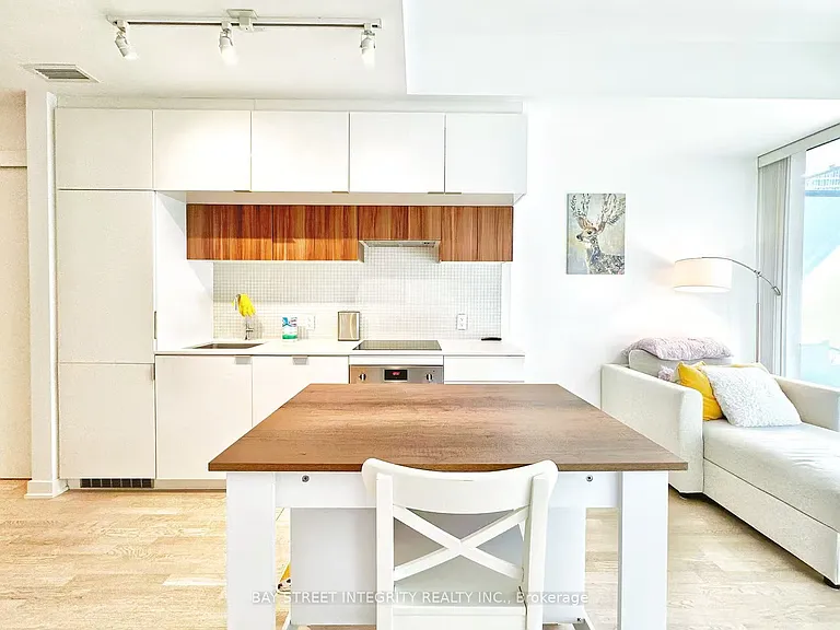 185 Roehampton Ave #207 — Photo 3