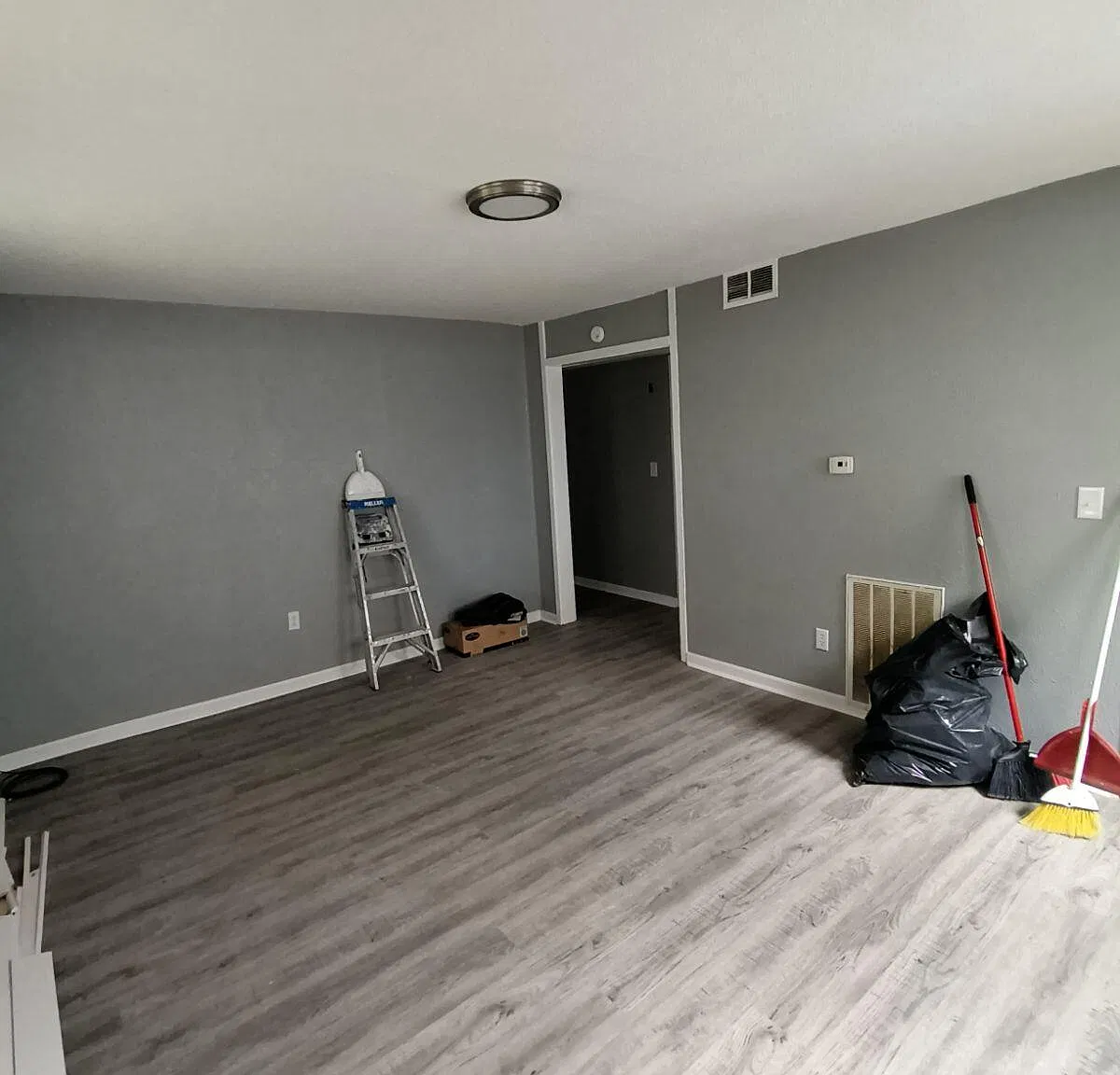 3 bed, 900 sqft, $950 — Photo 2