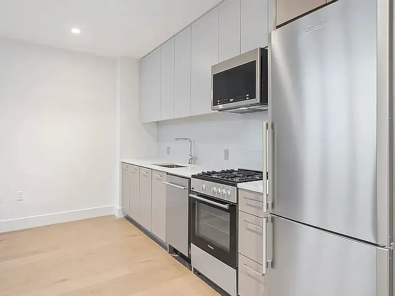5th image of 92-27 160th St #1617