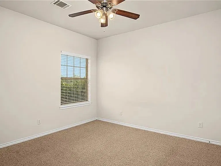 4 bed, 2028 sqft, $3,200 — Photo 3