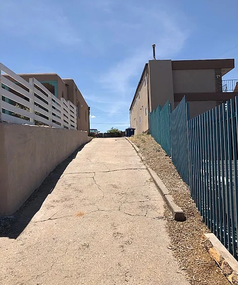 Updated 2 bd / 2 ba Apt. w/ Garage Near UNM / CNM — Photo 3