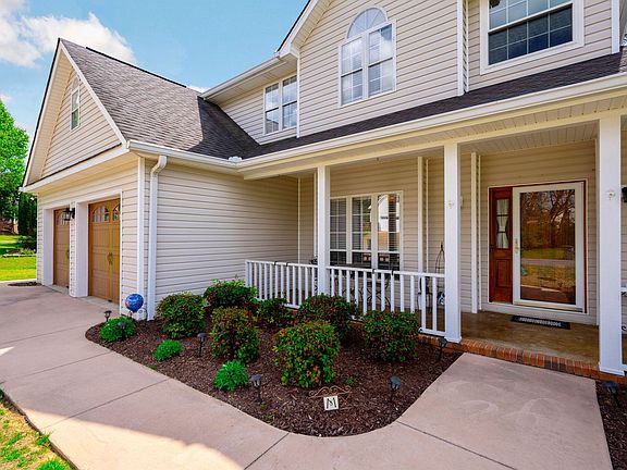 3rd image of 835 Creek Dr