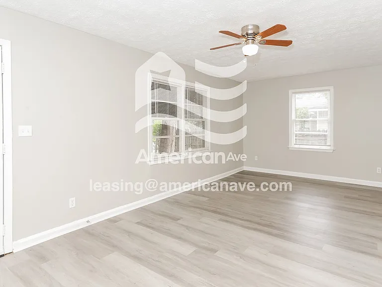 1237625_003_wm_-_living_room_13102980.jpg