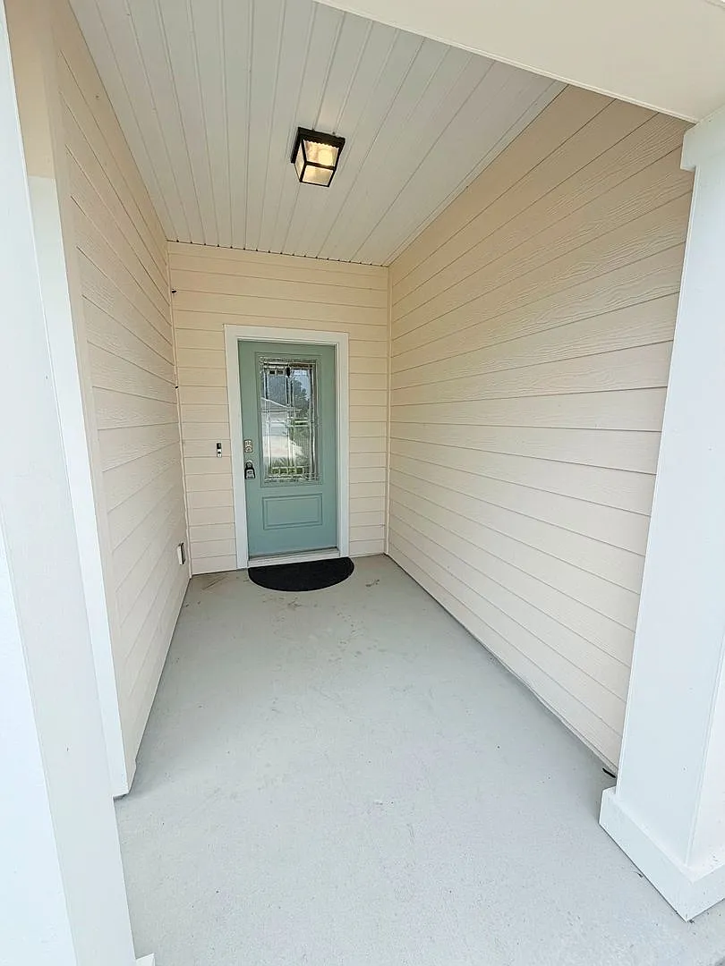 Spacious 4-bedroom, 2-bathroom home featuring an open-concept floor plan and a comfortable, moder... — Photo 2