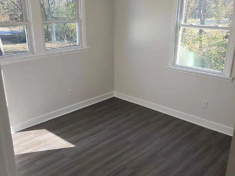 940 Colfax Dr — Photo 3