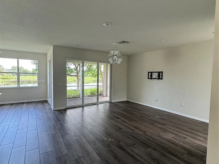 4729 Greenway Dr — Photo 9