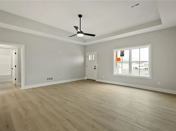 808 S Colony Ave, East Lynne, MO 64743