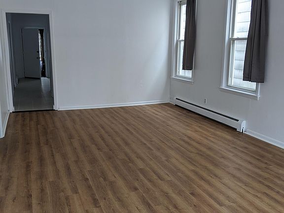 Large front room (looking toward kitchen).