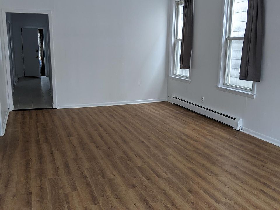 Large front room (looking toward kitchen).
