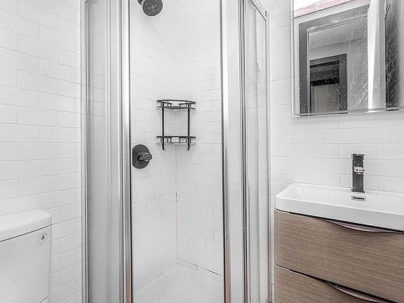 5th image of 368 Palmetto St APT 1R