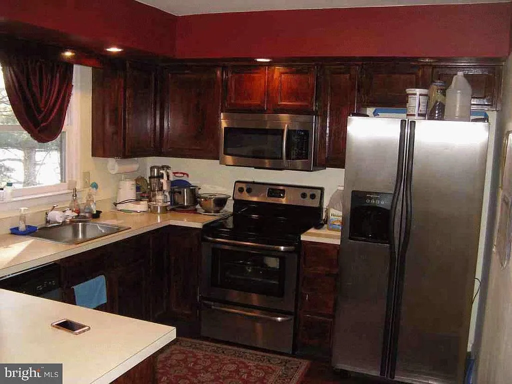 3 bed, 2.5 bath, 1908 sqft, $3,000 — Photo 3