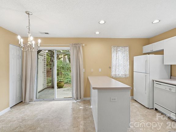 4th image of 636 Emerald Cove Dr