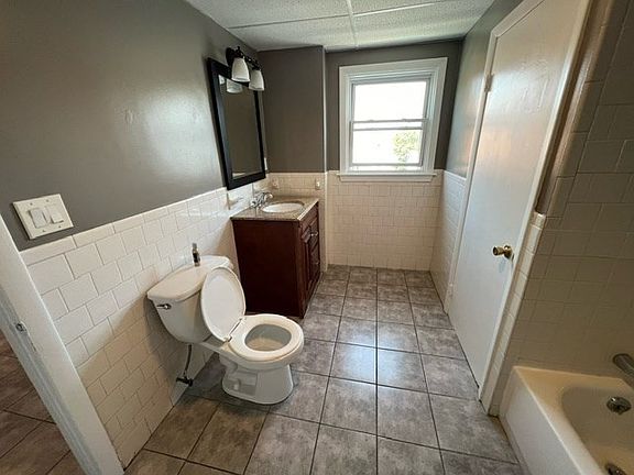 2nd image of 174 Ridge St #3