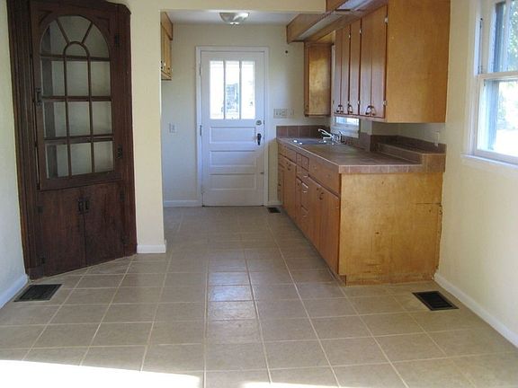 2nd image of 2401 Rosemont Blvd