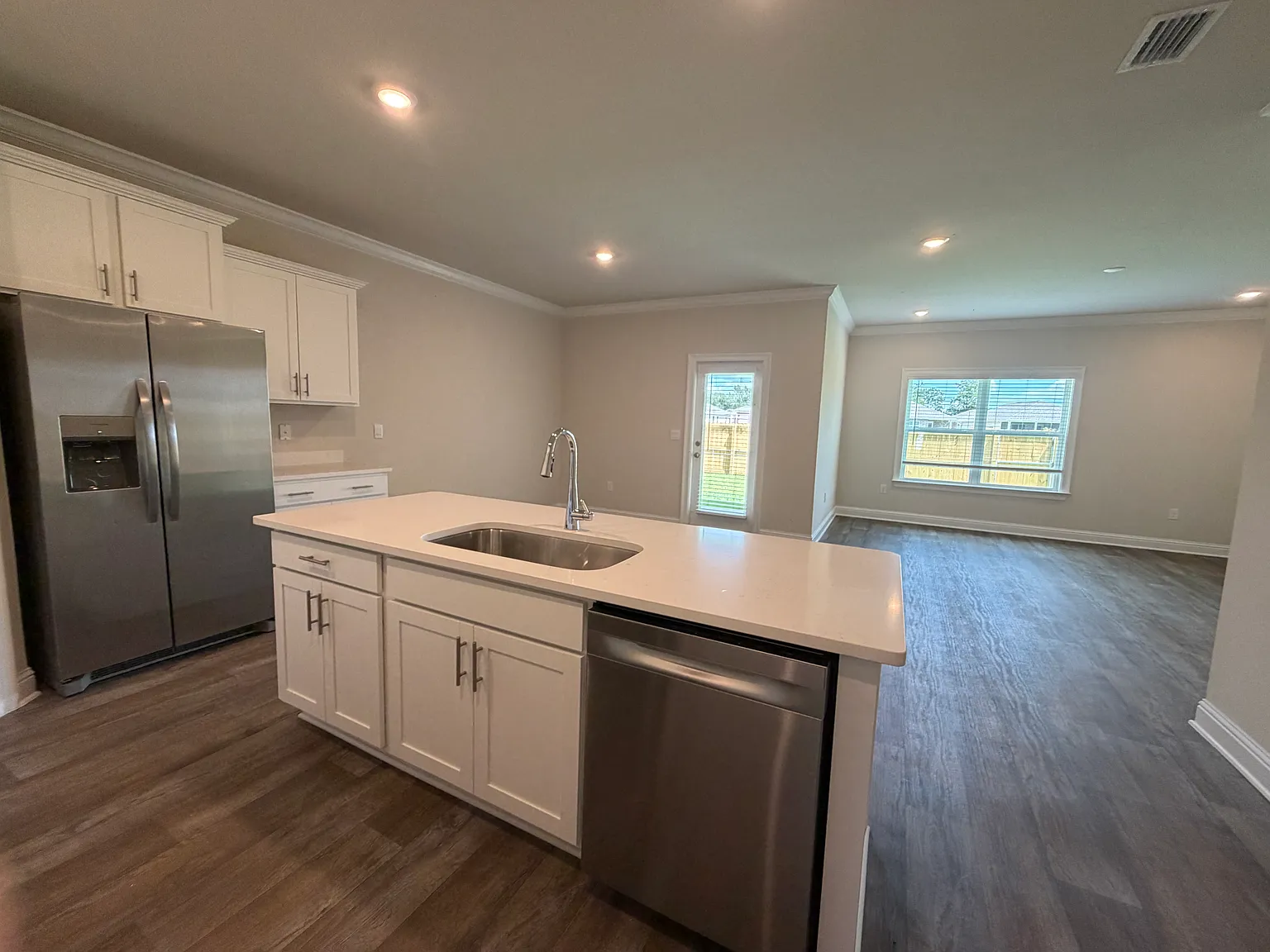 4 bed, 2031 sqft, $2,400 — Photo 4