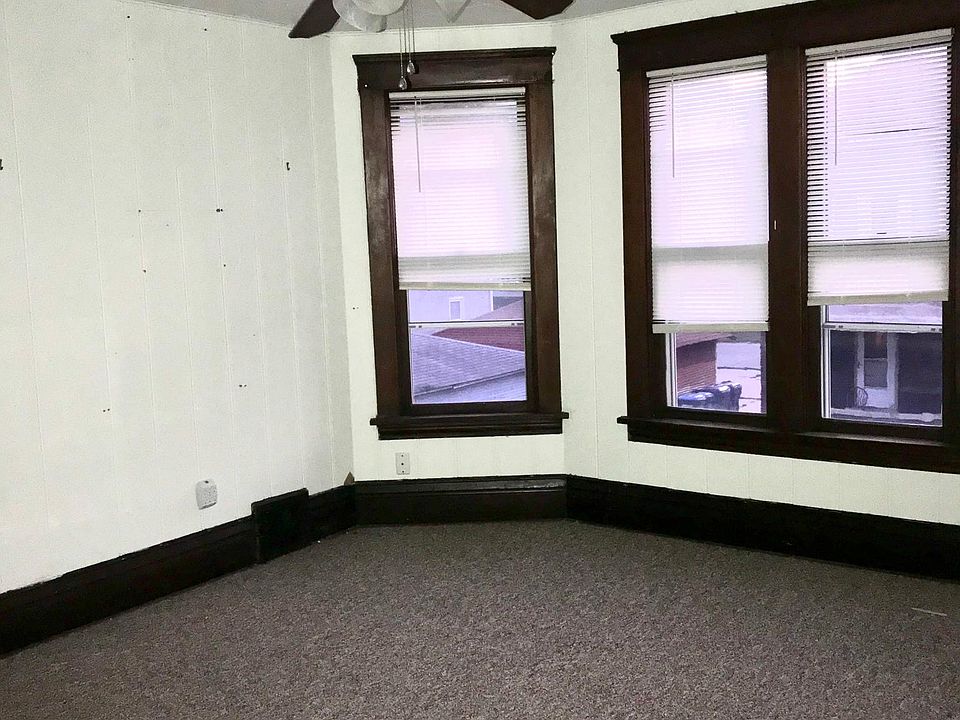 Large lounge room with hughe windows, plenty of sunlight.