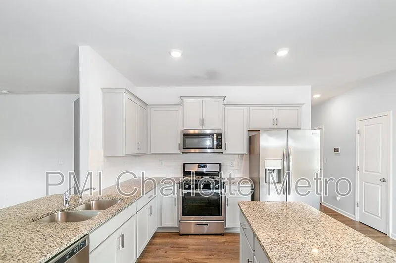 4 bed, 2.5 bath, 2824 sqft, $2,290 — Photo 2